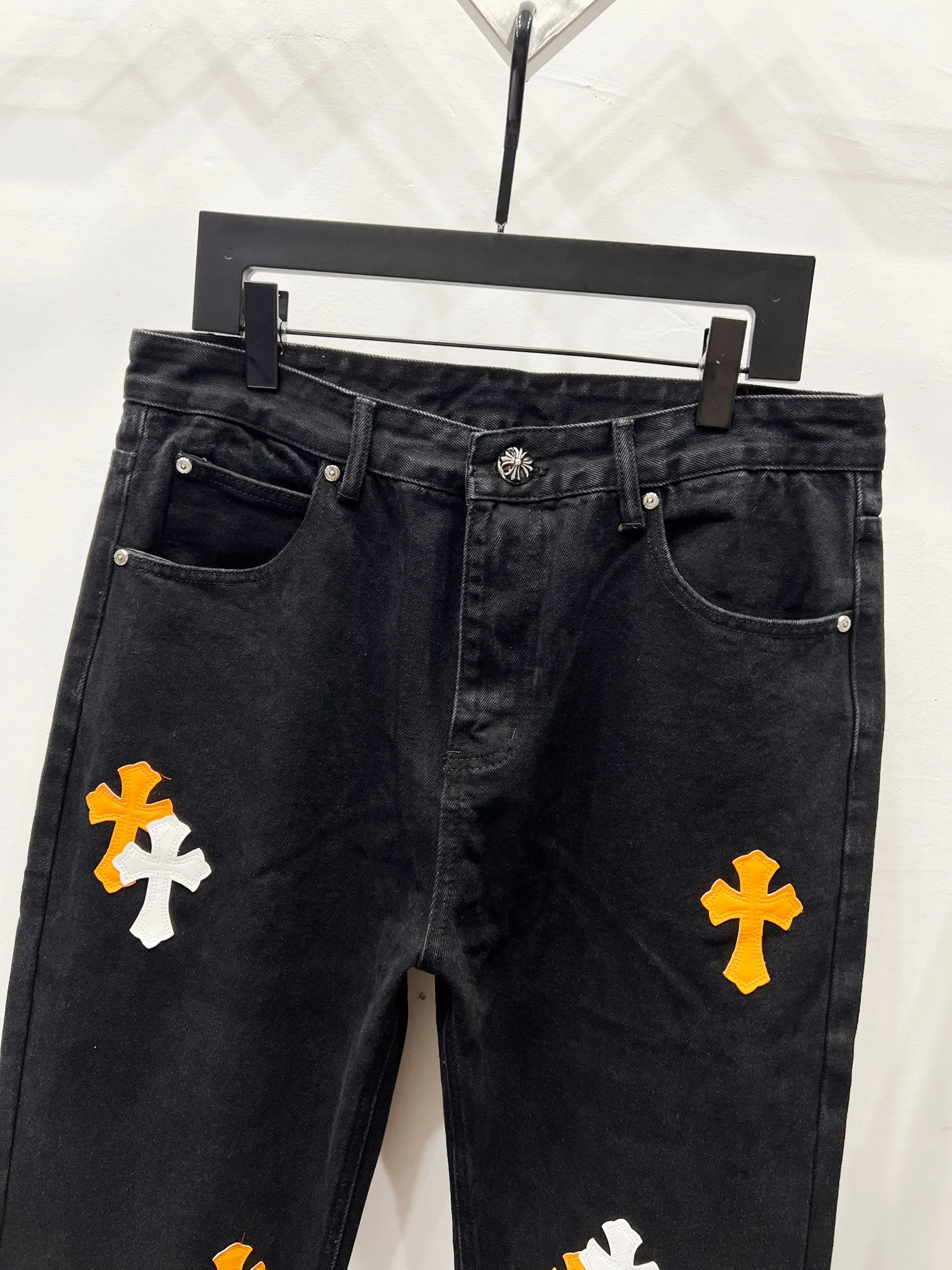 P260 Style number: (K710) Style number: (K550) Chrome Hearts & Chrome Hearts CH city limited series Sanskrit cross patch leather jeans need to be washed and then disassembled and hand-stitched with sheepskin cross leather and then spliced ​​together to complete. The whole process is too complicated to explain. The texture can be seen in the hand, and it looks good. The styles with different washed textures are very friendly to people with thin legs and thick legs. The straight version is very flattering to the leg shape. The moderate length is timeless and can be matched easily and casually. It is the basic styling foundation for various styles and is a must-have in the wardrobe! The fabric is stiff but also makes the upper body soft without losing texture. The washing process is even more perfect. It is a must-have item for everyone! ! ! Washed wheat, hang tag, pants label, three labels are complete, the upper body effect is particularly stiff and stylish, super stylish, same style for men and women - Color: orange and orange Size: 28 30 32 34